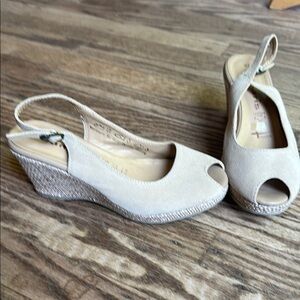 Tamaris Beige suede espadrille open toe wedge 37 EU/ 6.5 US EUC